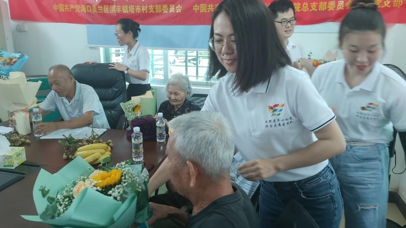 文学院教师党员献花.jpg