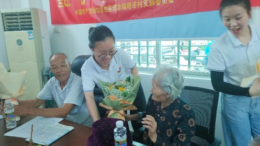 文学院学生党员献花.jpg